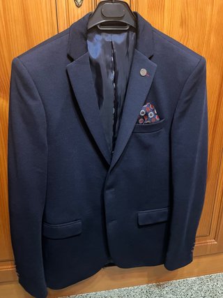 Americana azul marino con pañuelo
