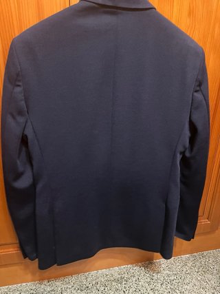 Americana azul marino con pañuelo