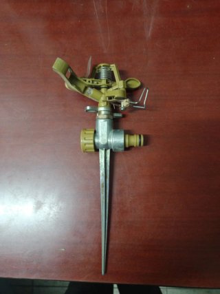 Aspersor de pincho para riego