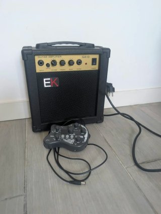 Amplificador EK GA10 y Pedal Multiefectos