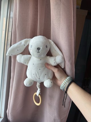 Peluche musical con anilla de madera