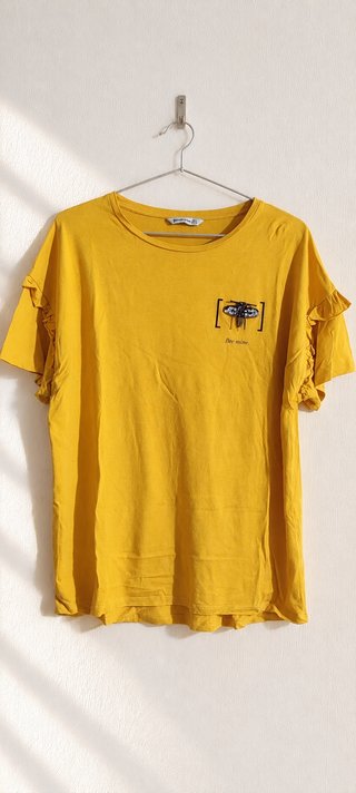 Camiseta mostaza Stradivarius con volantes