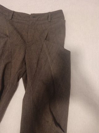 Pantalón de vestir sastre marrón de pinzas.