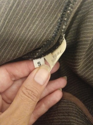 Pantalón de vestir sastre marrón de pinzas.