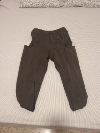 Pantalón de vestir sastre marrón de pinzas.