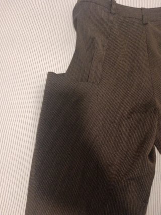 Pantalón de vestir sastre marrón de pinzas.