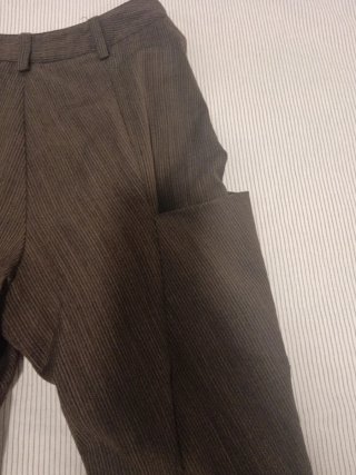 Pantalón de vestir sastre marrón de pinzas.