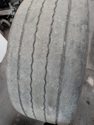 4 Ruedas de Camión Bridgestone y Continental