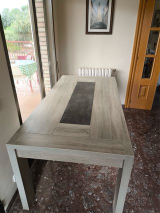 Mesa de salón madera.