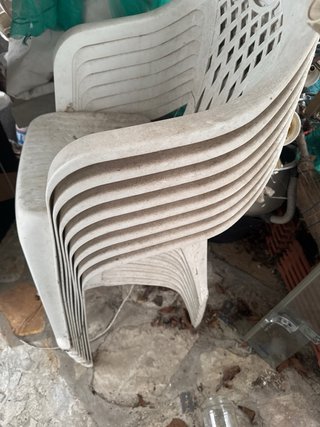 Sillas de terraza rojas de plástico