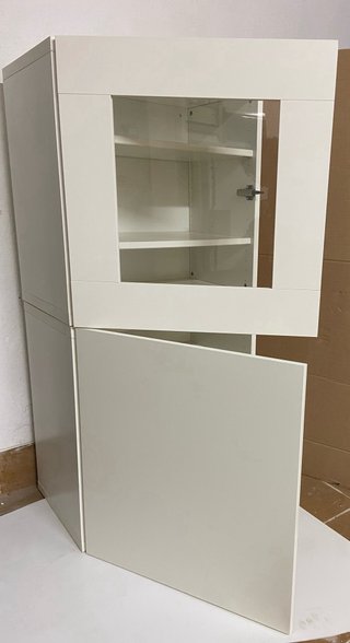 Dos muebles blancos con puertas