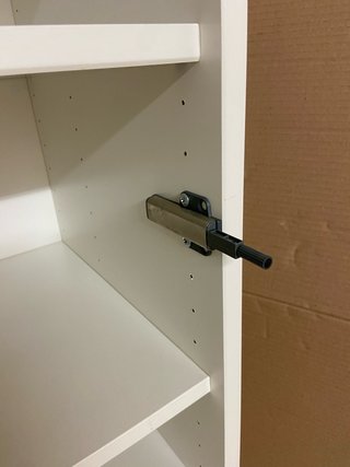 Dos muebles blancos con puertas