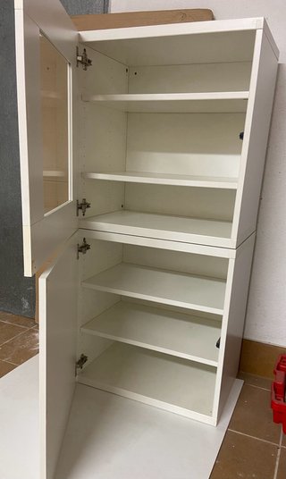 Dos muebles blancos con puertas