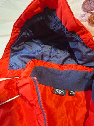 Chaqueta roja con capucha,talla 150 cm