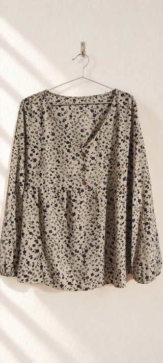 Blusa beige de flores Shein con botones