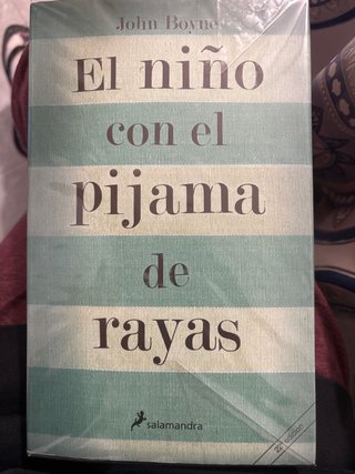 El niño con el pijama de rayas