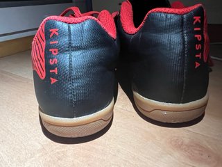 Zapatos deportivos negros y rojos