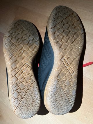 Zapatos deportivos negros y rojos