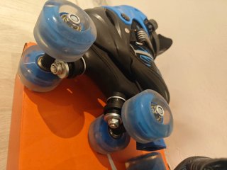 Patines en línea infantiles azul y negro