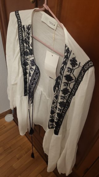 Blusa Zara Blanca con Bordados Negros Talla L
