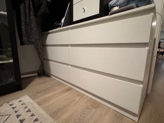Cómoda blanca de madera