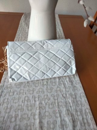 Bolso blanco acolchado con cadena dorada
