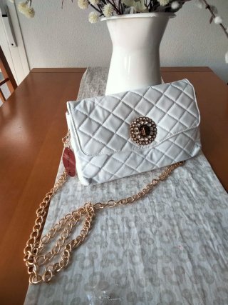 Bolso blanco acolchado con cadena dorada