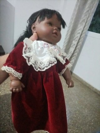 Muñeca Antigua con Vestido de Terciopelo