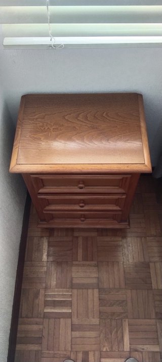 Cama de madera con mesita de noche