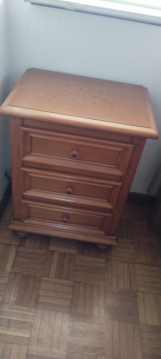 Cama de madera con mesita de noche
