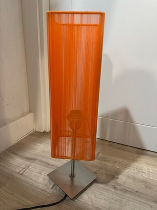 Lámpara de mesa naranja moderna