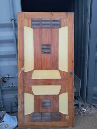 Puerta de madera con rejillas