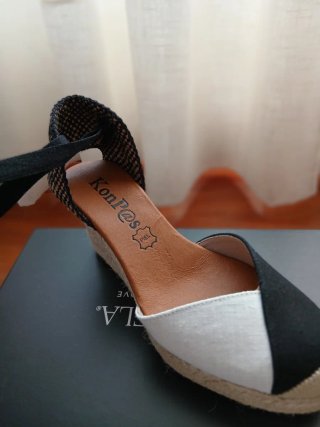 Sandalias cuña Konpas negras y blancas