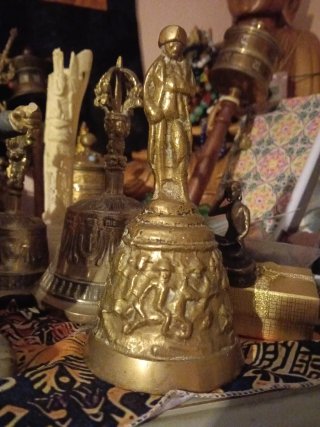 Campana de Bronce con Figura