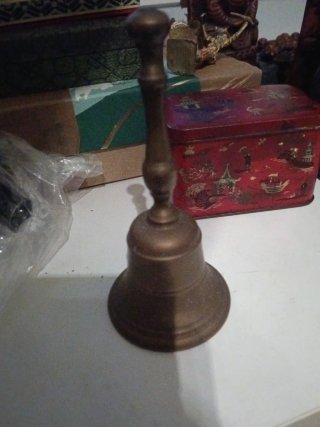 Campana de Bronce con Figura