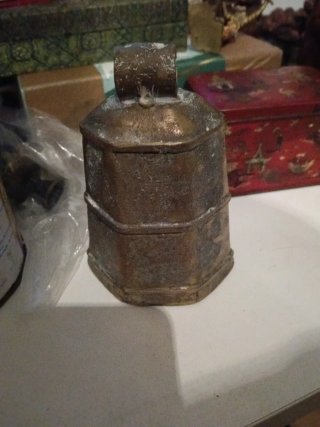 Campana de Bronce con Figura