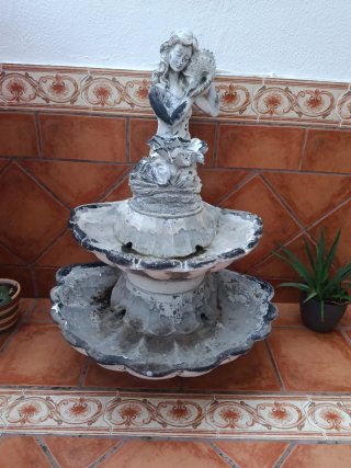 Fuente de Patio con Figura