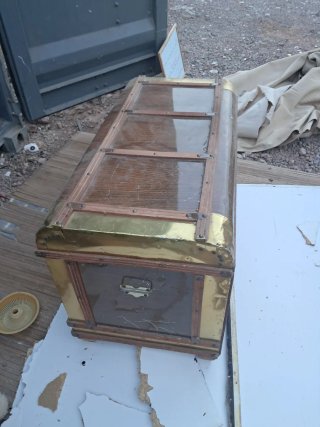 Caja antigua de madera y latón
