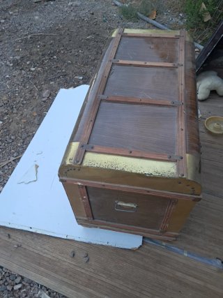 Caja antigua de madera y latón