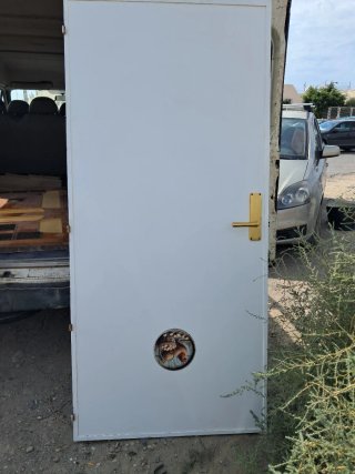 Puerta blanca con pomo dorado