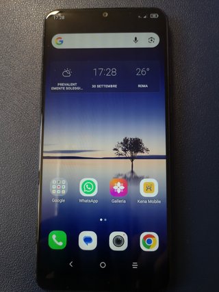 Smartphone nuovo leggero con custodia usata