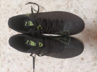Botas de fútbol Puma negras y verdes