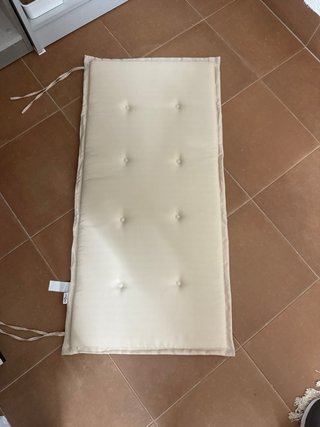 Cojín beige de tela