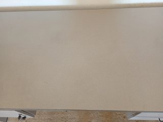 Mesa de oficina y silla negra/roja