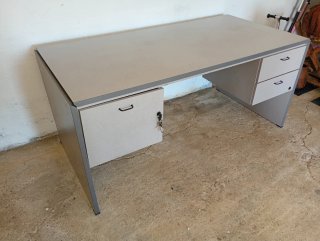 Mesa de oficina y silla negra/roja