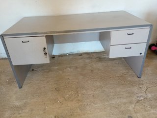 Mesa de oficina y silla negra/roja