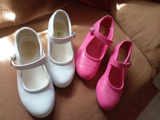 Zapatos de flamenca rosas y blanco. 10€ cada par.