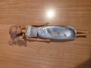 Muñeca estilo Barbie plateada