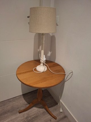 Lámpara y mesa