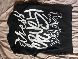 Jersey Negro con Estampado Grafiti